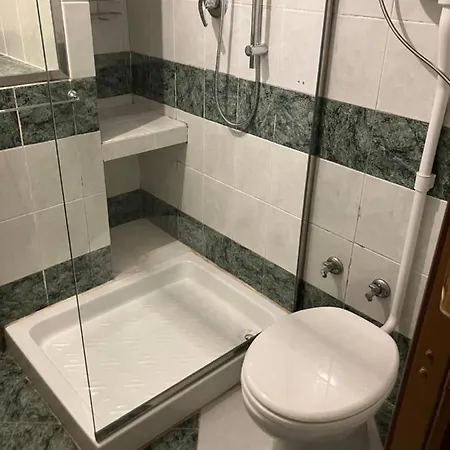 Pied At Terre Apartment